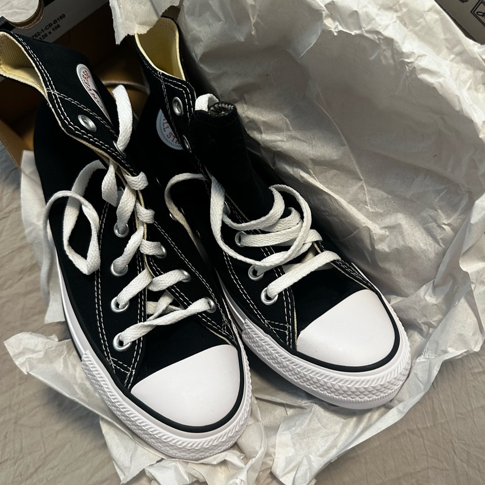 BRAND NEW BLACK AND WHITE HIGHTOP CONVERSE SIZE 8 WOMENS 6 MENS